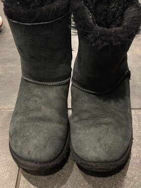 UGG Women's Short Suede Winter Boots - Black Size 5